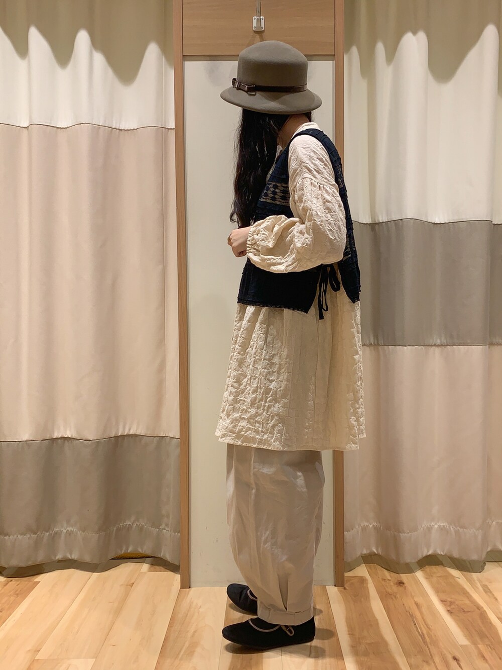 ブラック系のベスト、ホワイト系のシャツ/ブラウス、ホワイト系のその他パンツを着用したレディースの秋コーディネートの3枚目の写真