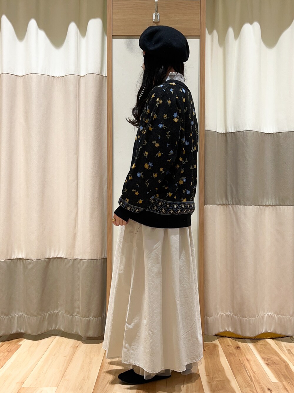 ブルー系のシャツ/ブラウス、ホワイト系のスカート、ブラック系のカーディガン/ボレロを着用したレディースの冬コーディネートの3枚目の写真