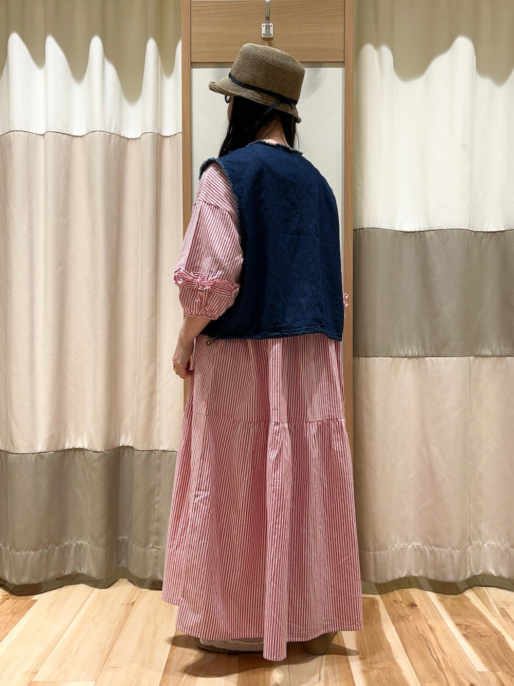 レッド系のワンピース、ホワイト系のその他パンツ、ブラウン系のドレスシューズを着用したレディースの春コーディネートの4枚目の写真