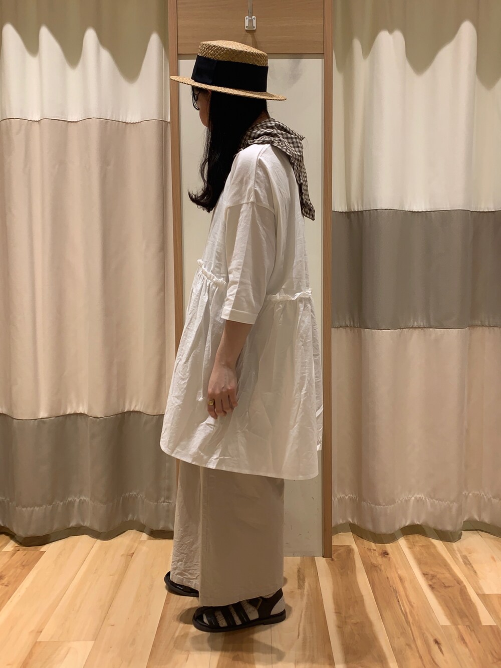 ベージュ系のTシャツ/カットソー、ブラウン系のショルダーバッグ、ブラウン系のサンダルを着用したレディースの春コーディネートの3枚目の写真