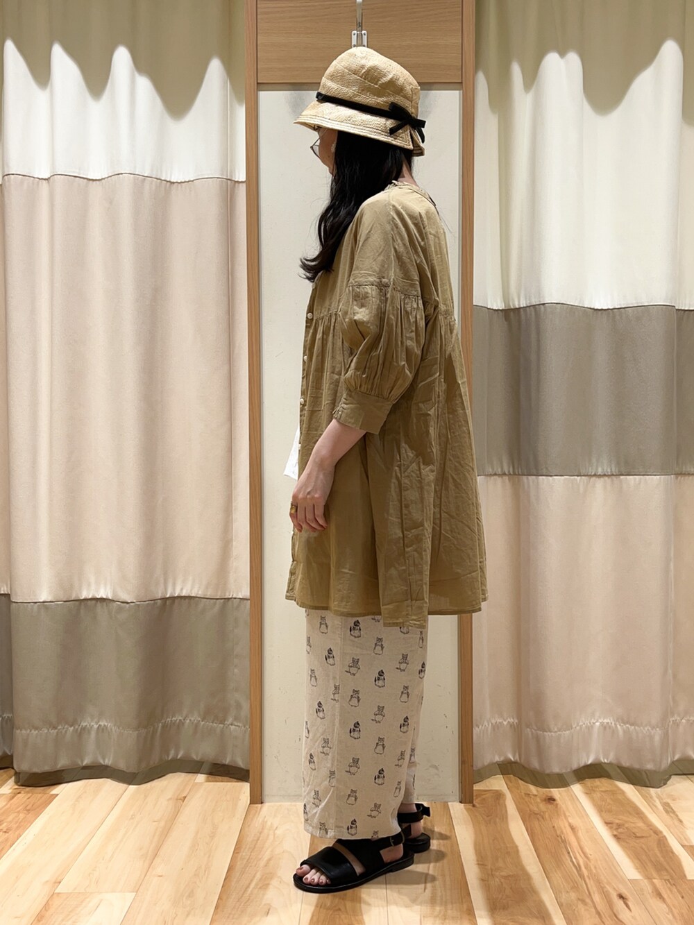 ホワイト系のシャツ/ブラウス、ベージュ系のシャツ/ブラウス、ホワイト系のその他パンツを着用したレディースの春コーディネートの3枚目の写真