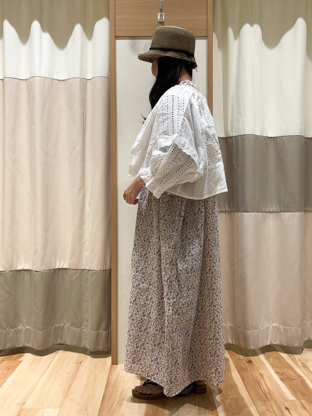 ホワイト系のシャツ/ブラウス、ホワイト系のワンピース、ブルー系のパンツを着用したレディースの夏コーディネートの3枚目の写真