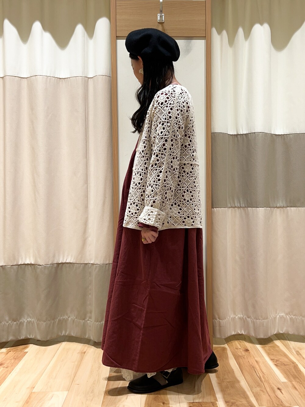 ホワイト系のカーディガン/ボレロ、レッド系のワンピース、ホワイト系のスカートを着用したレディースの秋コーディネートの3枚目の写真