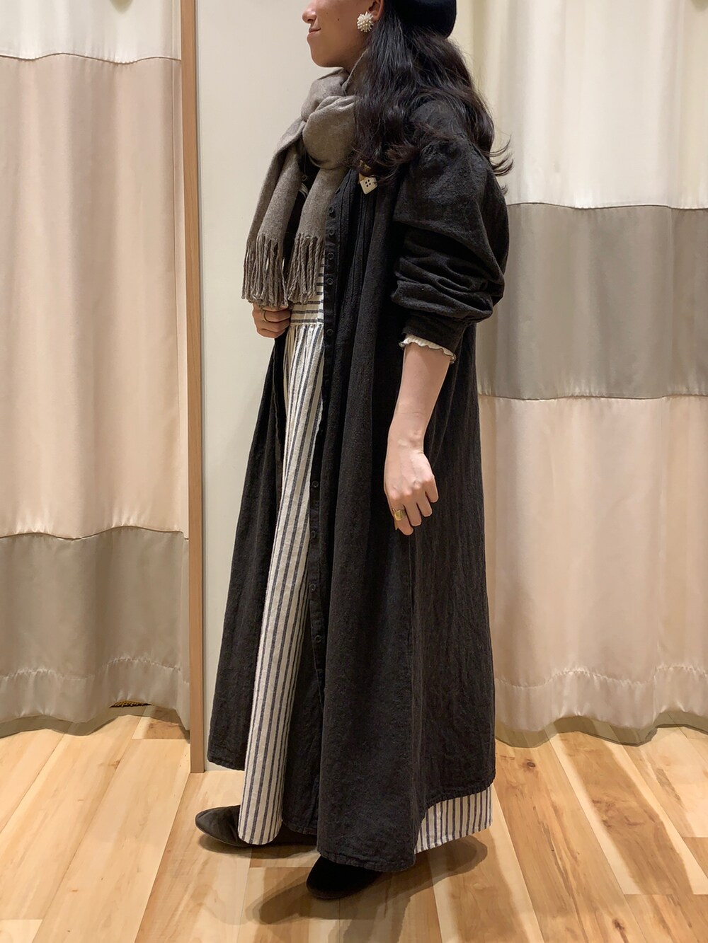 ホワイト系のTシャツ/カットソー、ブラック系のワンピース、ホワイト系のワンピースを着用したレディースの秋コーディネートの2枚目の写真