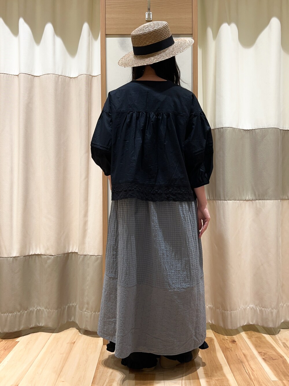 ブラック系のシャツ/ブラウス、グリーン系のワンピース、ブラック系のその他パンツを着用したレディースの春コーディネートの5枚目の写真