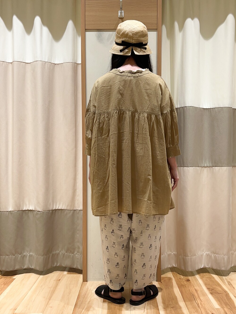 ホワイト系のシャツ/ブラウス、ベージュ系のシャツ/ブラウス、ホワイト系のその他パンツを着用したレディースの春コーディネートの5枚目の写真