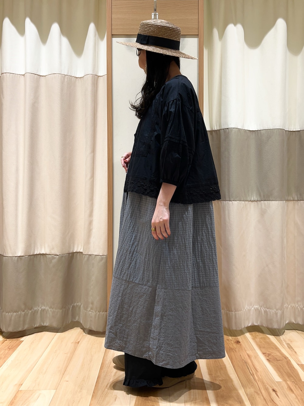 ブラック系のシャツ/ブラウス、グリーン系のワンピース、ブラック系のその他パンツを着用したレディースの春コーディネートの2枚目の写真