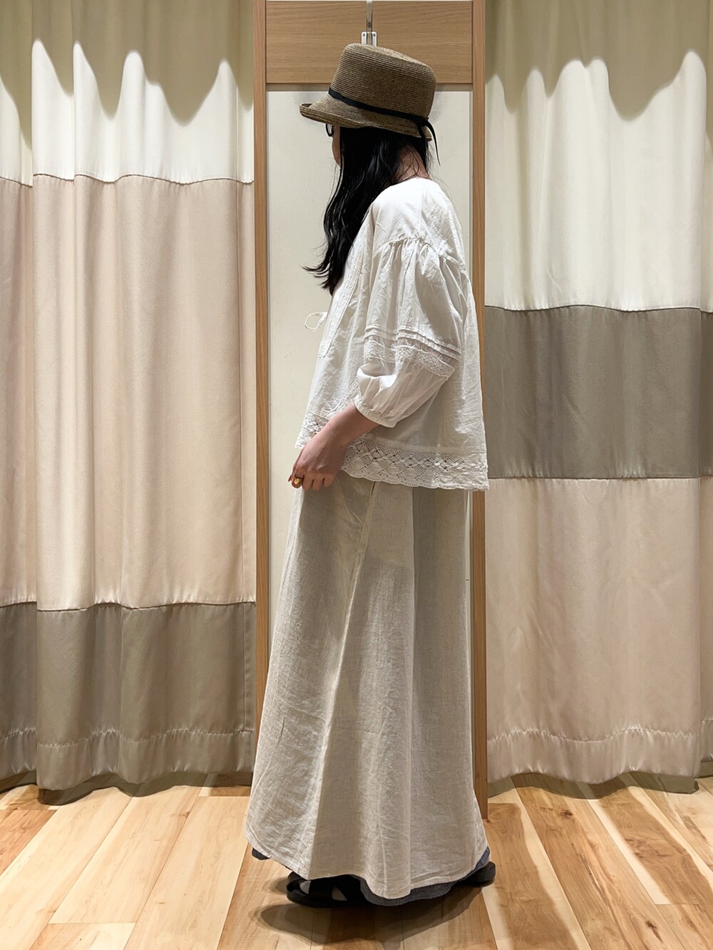 ホワイト系のシャツ/ブラウス、ホワイト系のワンピース、ブルー系のスカートを着用したレディースの春コーディネートの3枚目の写真