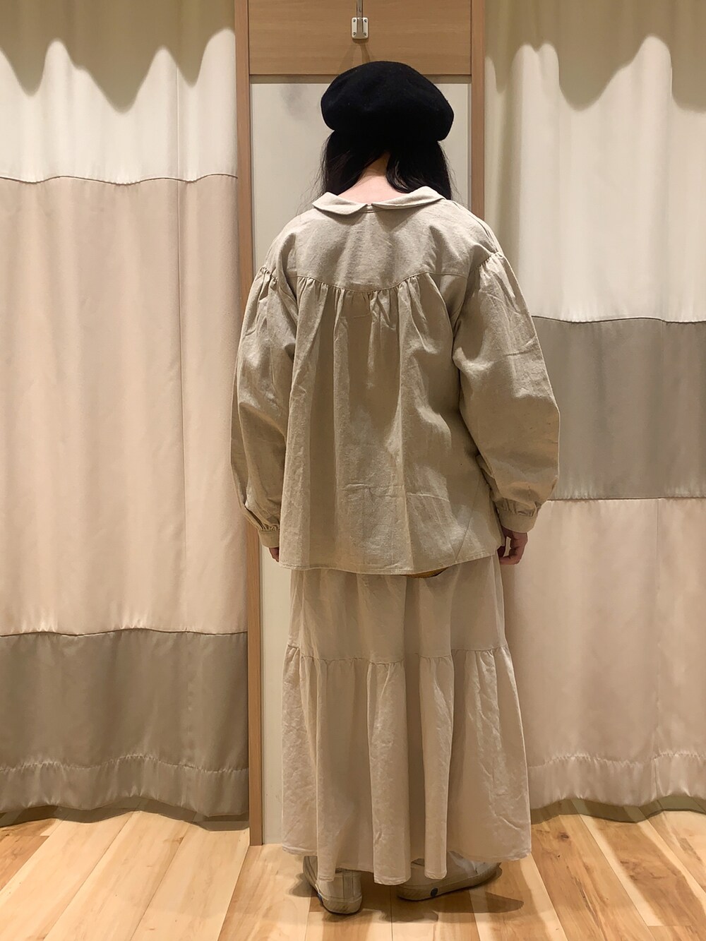 ブラウン系のTシャツ/カットソー、ホワイト系のシャツ/ブラウス、ホワイト系のスカートを着用したレディースの冬コーディネートの5枚目の写真