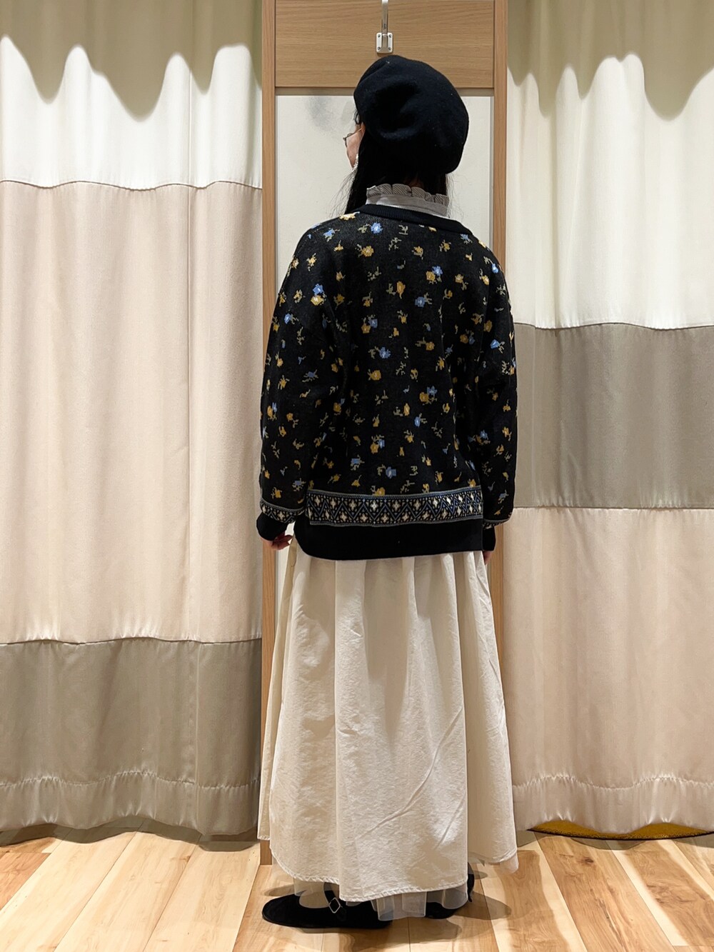 ブルー系のシャツ/ブラウス、ホワイト系のスカート、ブラック系のカーディガン/ボレロを着用したレディースの冬コーディネートの4枚目の写真