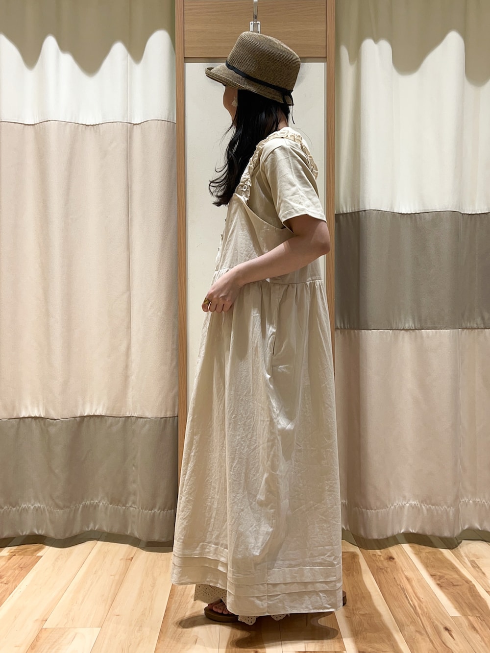 ベージュ系のTシャツ/カットソー、ブルー系のワンピース、ベージュ系のその他パンツを着用したレディースの夏コーディネートの3枚目の写真
