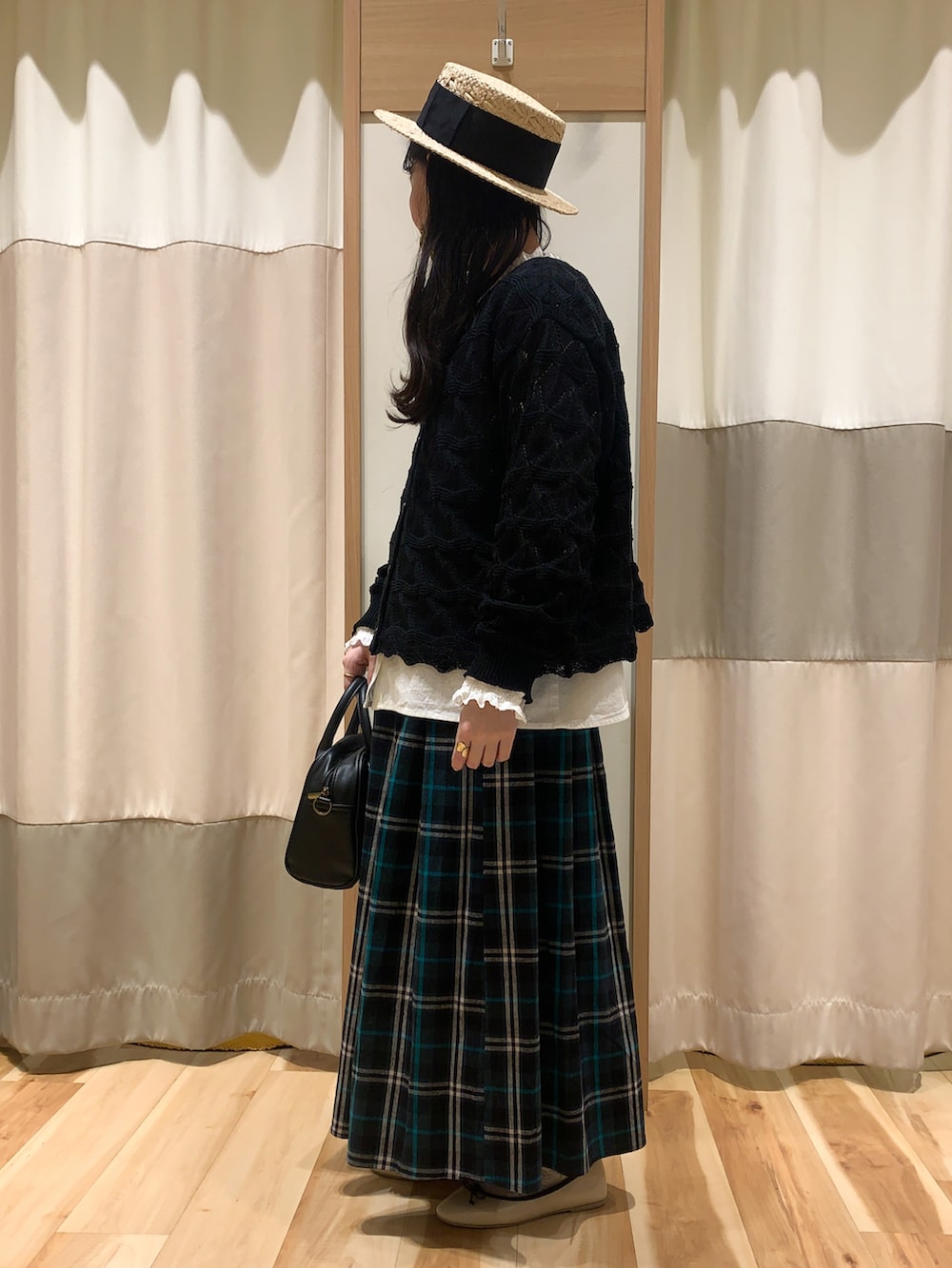 ブラック系のカーディガン/ボレロ、ホワイト系のシャツ/ブラウス、ブラック系のショルダーバッグを着用したレディースの春コーディネートの2枚目の写真