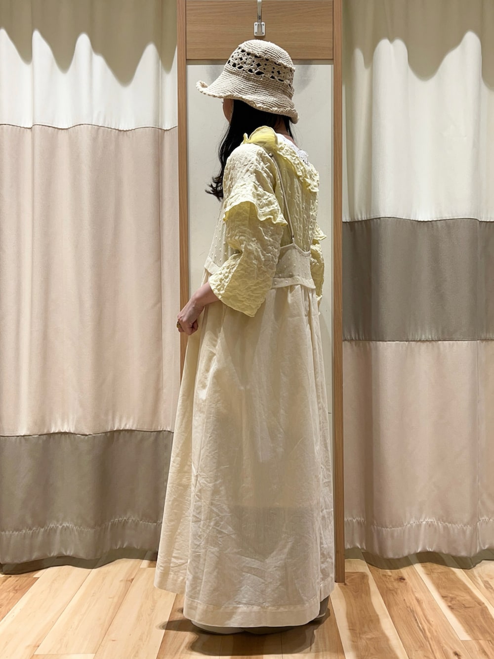 ホワイト系のTシャツ/カットソー、イエロー系のシャツ/ブラウス、ホワイト系のワンピースを着用したレディースの春コーディネートの3枚目の写真