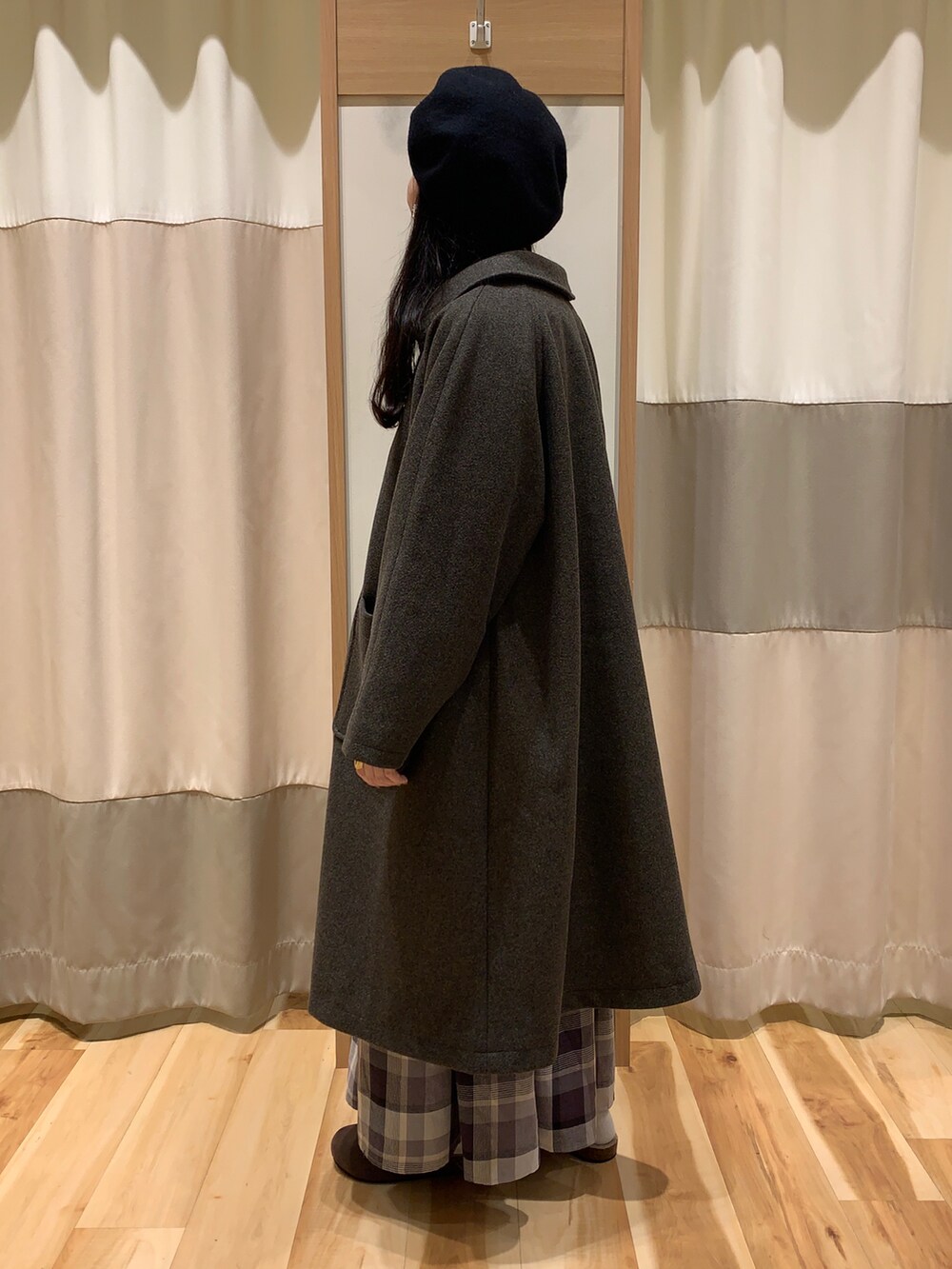 ホワイト系のTシャツ/カットソー、ベージュ系のニット/セーター、グレー系のその他アウターを着用したレディースの冬コーディネートの2枚目の写真