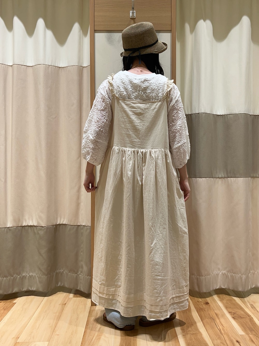 ホワイト系のTシャツ/カットソー、ベージュ系のワンピース、ブルー系のその他パンツを着用したレディースの夏コーディネートの5枚目の写真