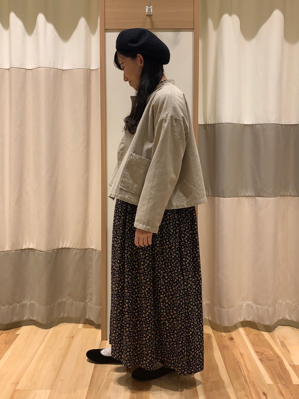 「サマンサ モスモス(Samansa Mos2)、SM2、低身長、ゆるコーデ、春コーデ、ラクチンコーデ、大人ガーリー、レイヤードスタイル、春アウター、ジャケット、ダブルボタン、ワンピース、ブラック、花柄、ベレー帽」|「Samansa Mos2のウールバスクベレー(ハンチング/ベレー帽、ブラック系)」を使った、ミズキさん(レディース・153cm)の冬コーディネートの4枚目の写真