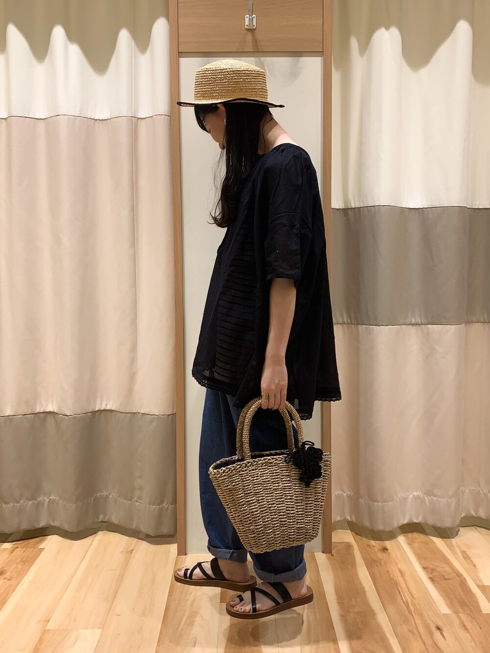 グレー系のTシャツ/カットソー、ブラック系のシャツ/ブラウス、ブルー系のデニムパンツを着用したレディースの夏コーディネートの3枚目の写真