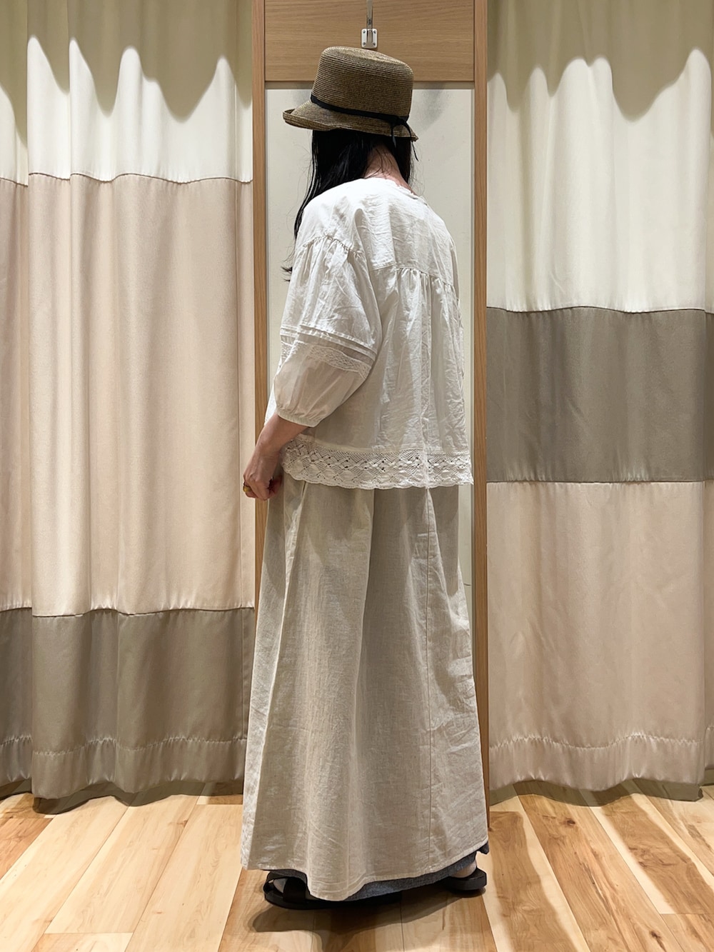 ホワイト系のシャツ/ブラウス、ホワイト系のワンピース、ブルー系のスカートを着用したレディースの春コーディネートの4枚目の写真