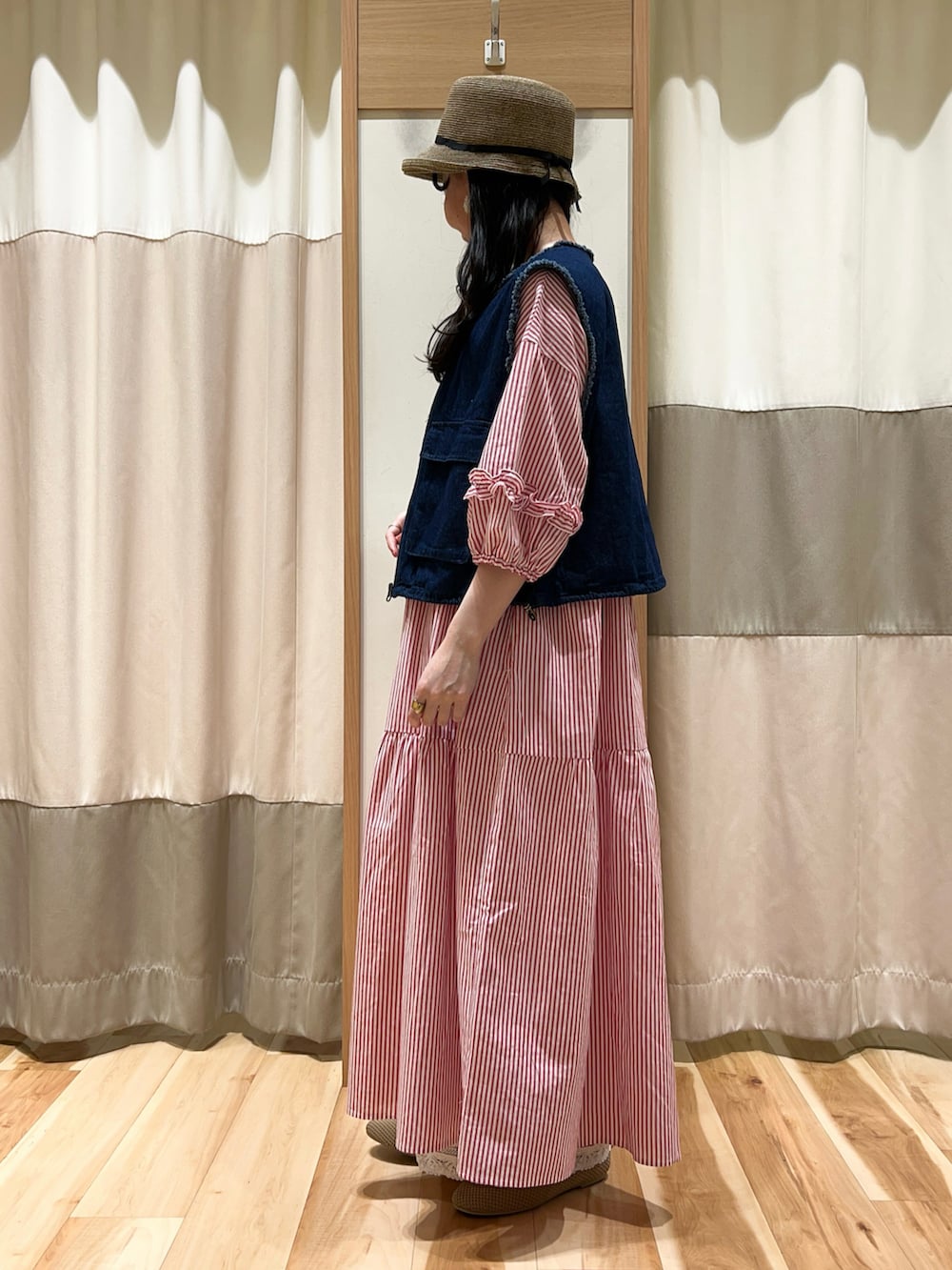 レッド系のワンピース、ホワイト系のその他パンツ、ブラウン系のドレスシューズを着用したレディースの春コーディネートの2枚目の写真