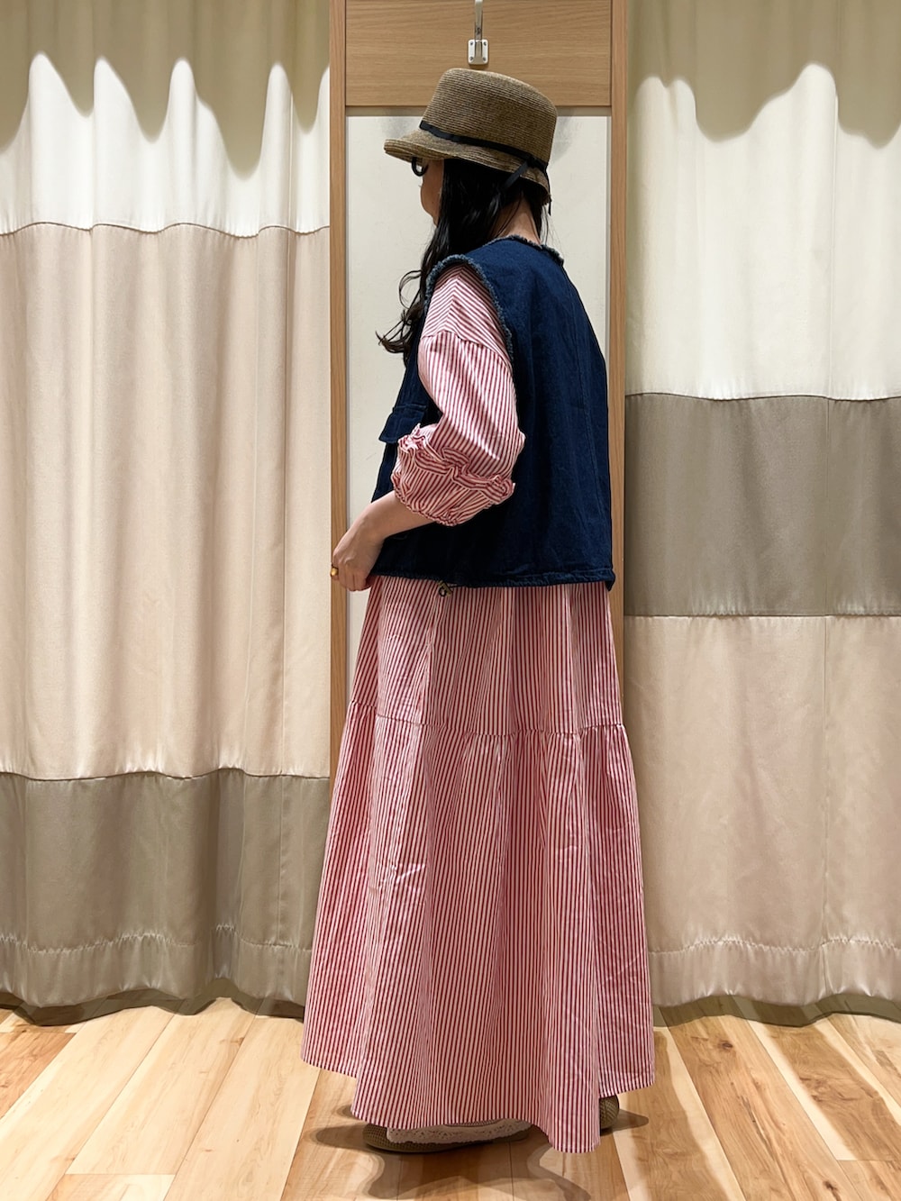 レッド系のワンピース、ホワイト系のその他パンツ、ブラウン系のドレスシューズを着用したレディースの春コーディネートの3枚目の写真