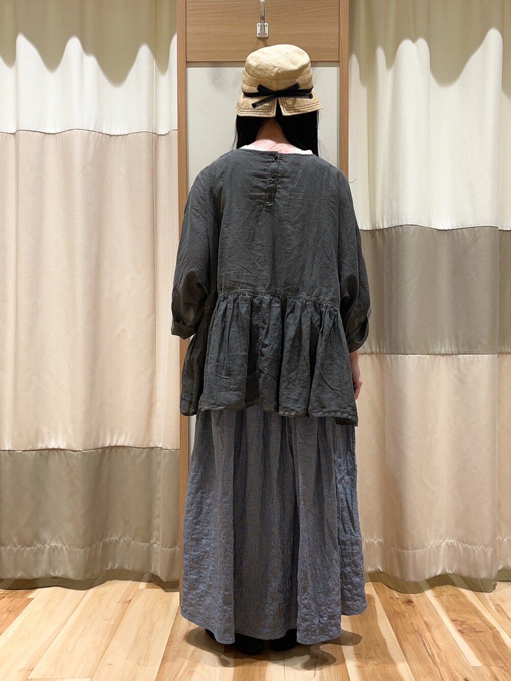 ホワイト系のTシャツ/カットソー、グレー系のシャツ/ブラウス、ブルー系のスカートを着用したレディースの春コーディネートの5枚目の写真