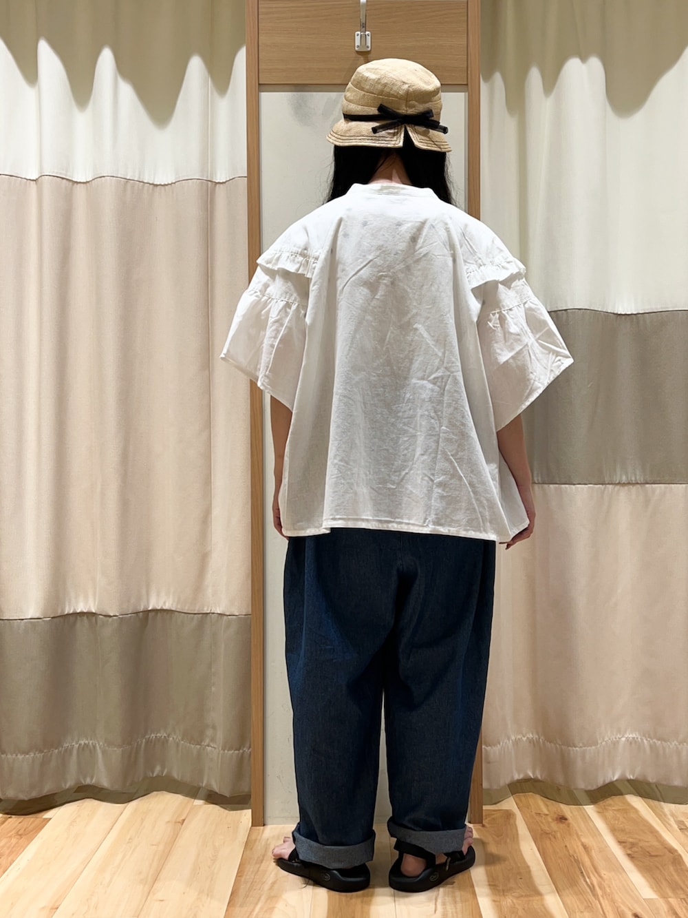 ホワイト系のTシャツ/カットソー、ホワイト系のシャツ/ブラウス、ブルー系のその他パンツを着用したレディースの夏コーディネートの5枚目の写真