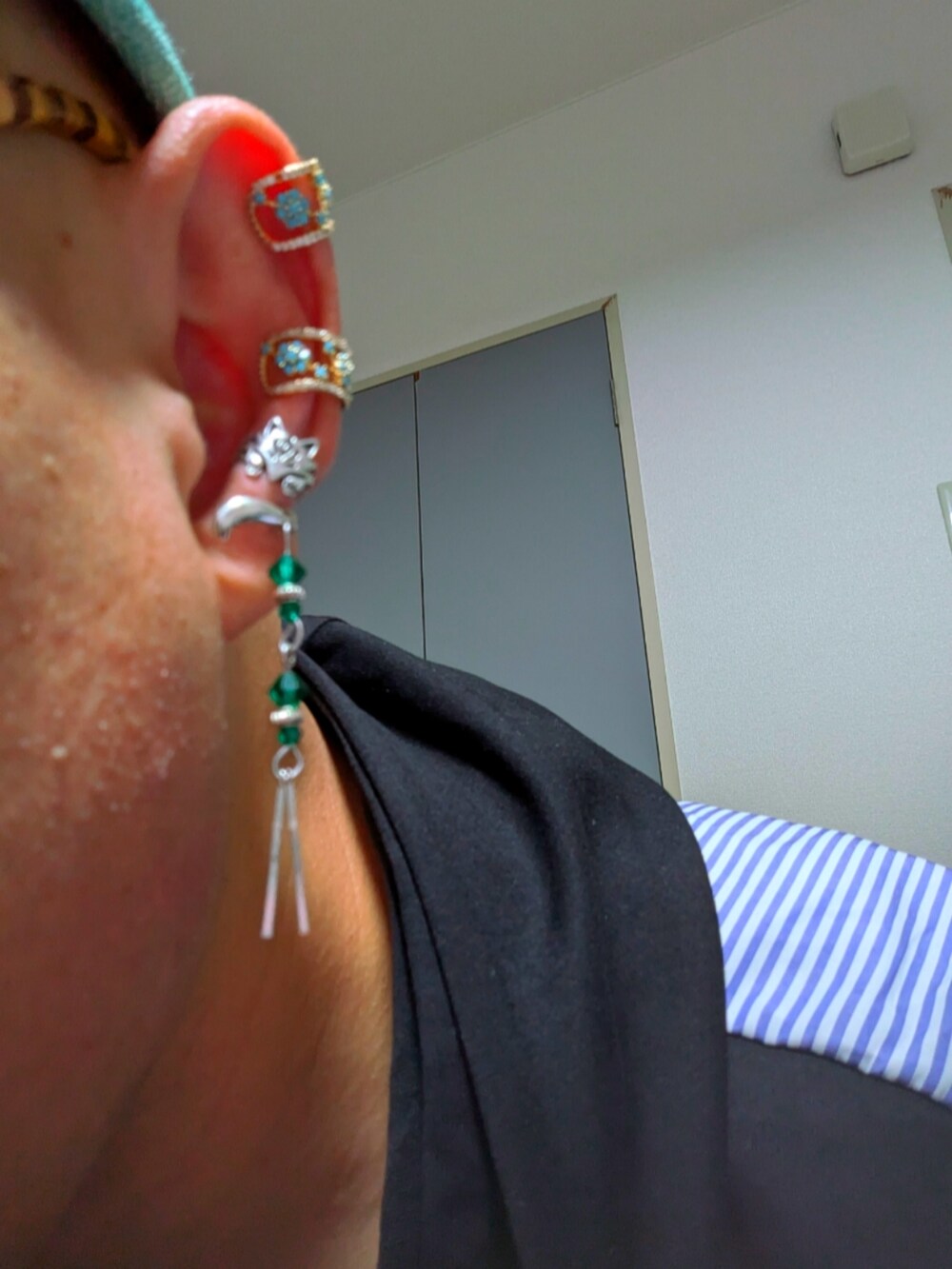 グリーン系の帽子を着用したメンズの春コーディネートの5枚目の写真