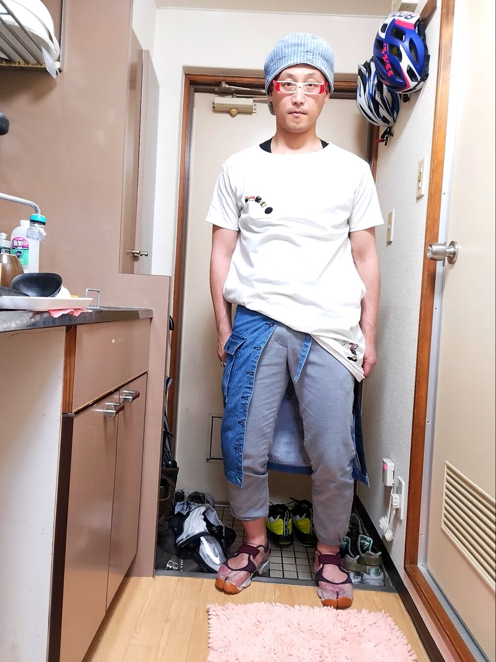 ベージュ系のTシャツ/カットソー、グレー系のその他パンツ、ピンク系のサンダルを着用したメンズの夏コーディネートの2枚目の写真