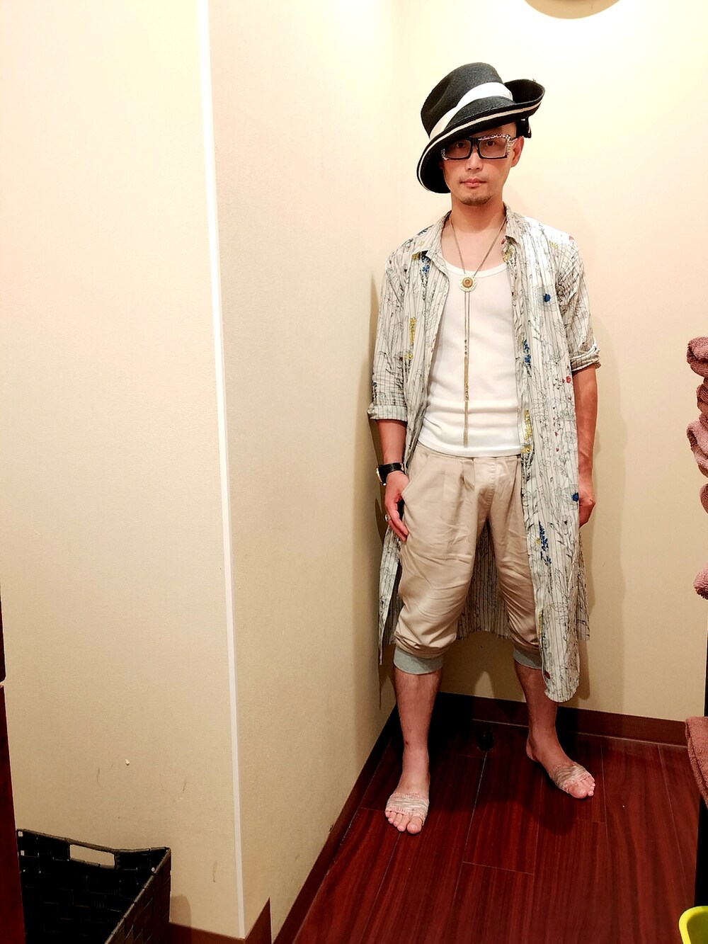 ホワイト系のシャツワンピース、オレンジ系のその他パンツ、グリーン系のハットを着用したメンズの夏コーディネートの2枚目の写真