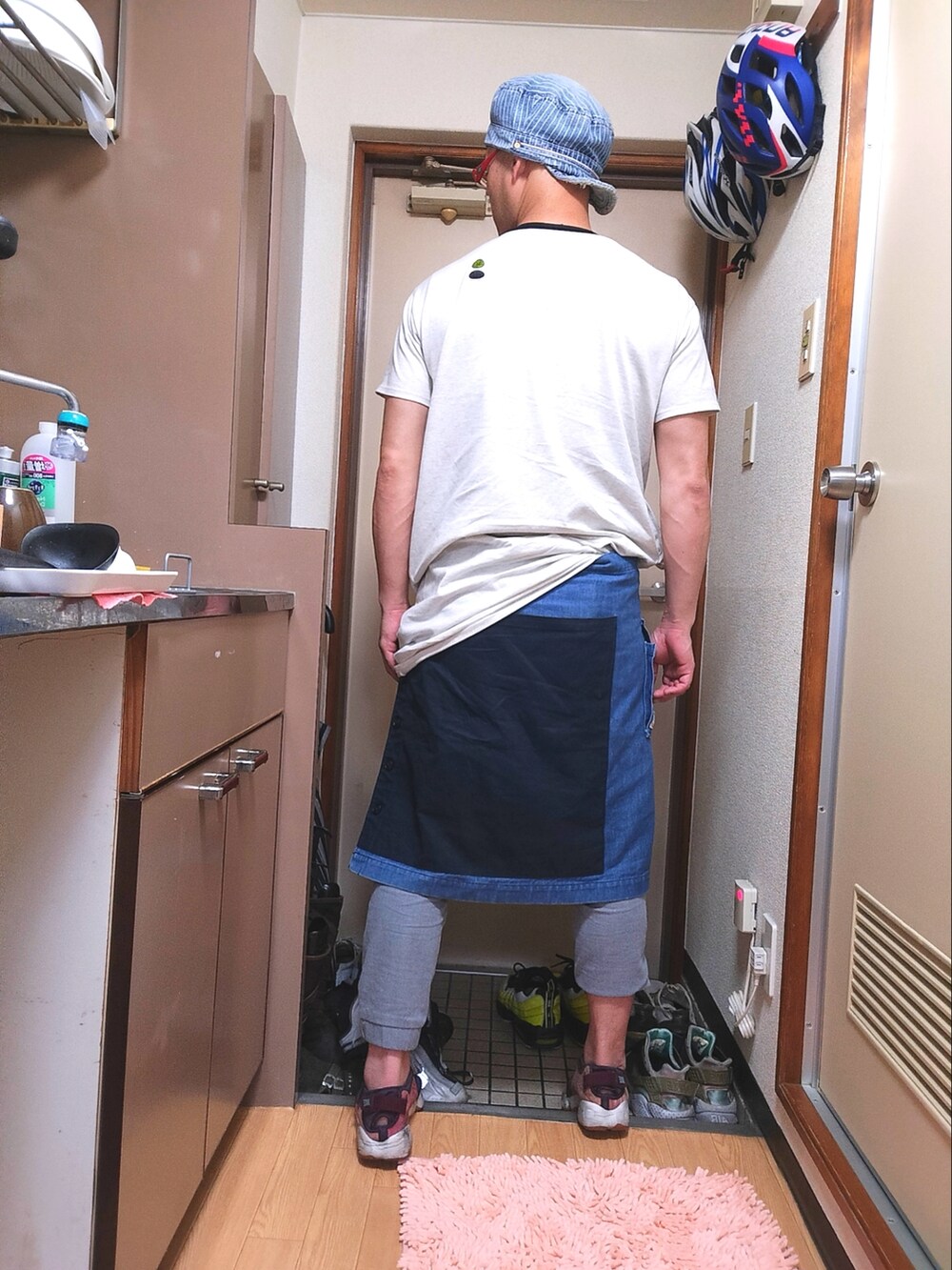 ベージュ系のTシャツ/カットソー、グレー系のその他パンツ、ピンク系のサンダルを着用したメンズの夏コーディネートの3枚目の写真