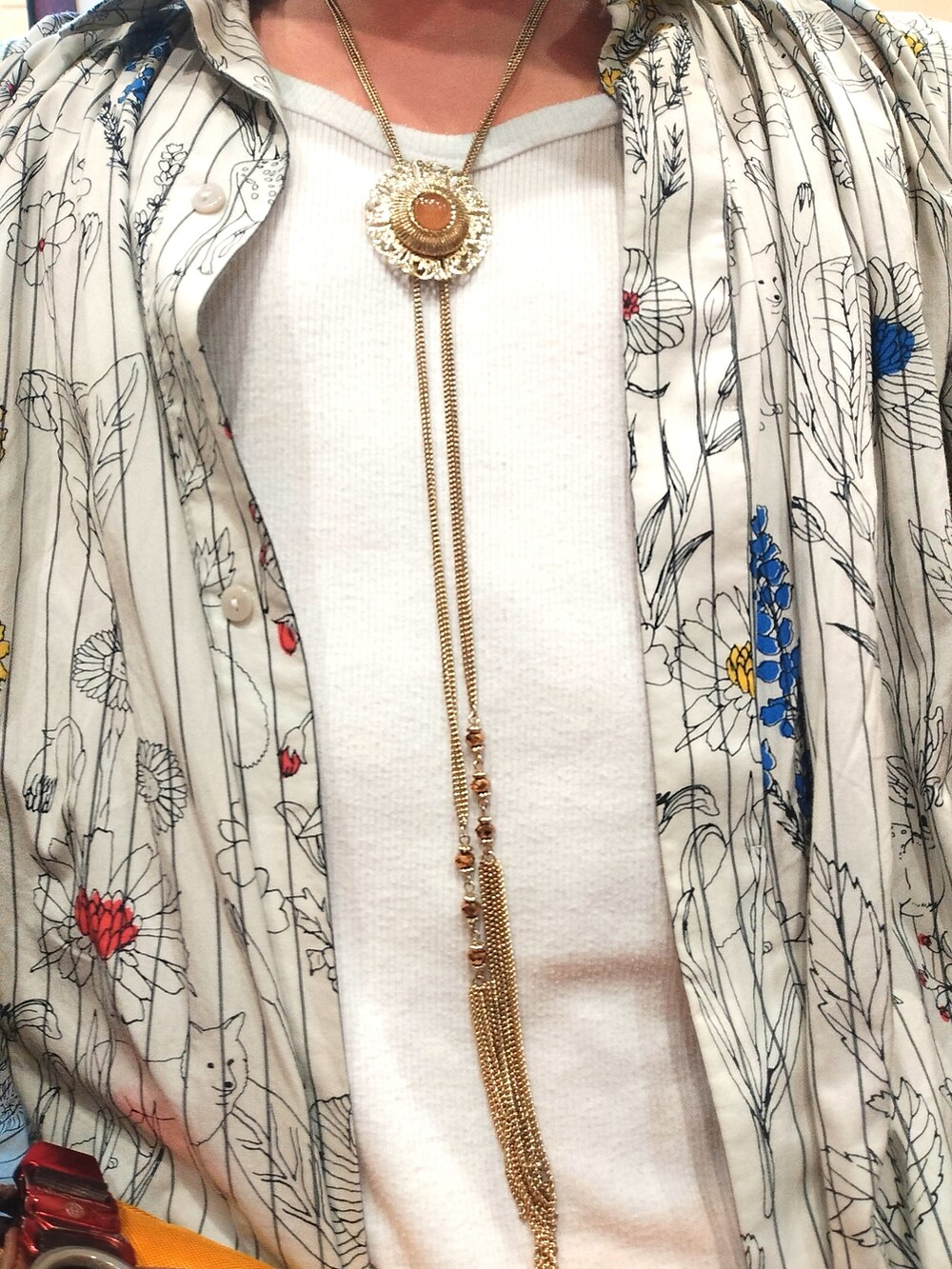 ホワイト系のシャツワンピース、オレンジ系のその他パンツ、グリーン系のハットを着用したメンズの夏コーディネートの5枚目の写真