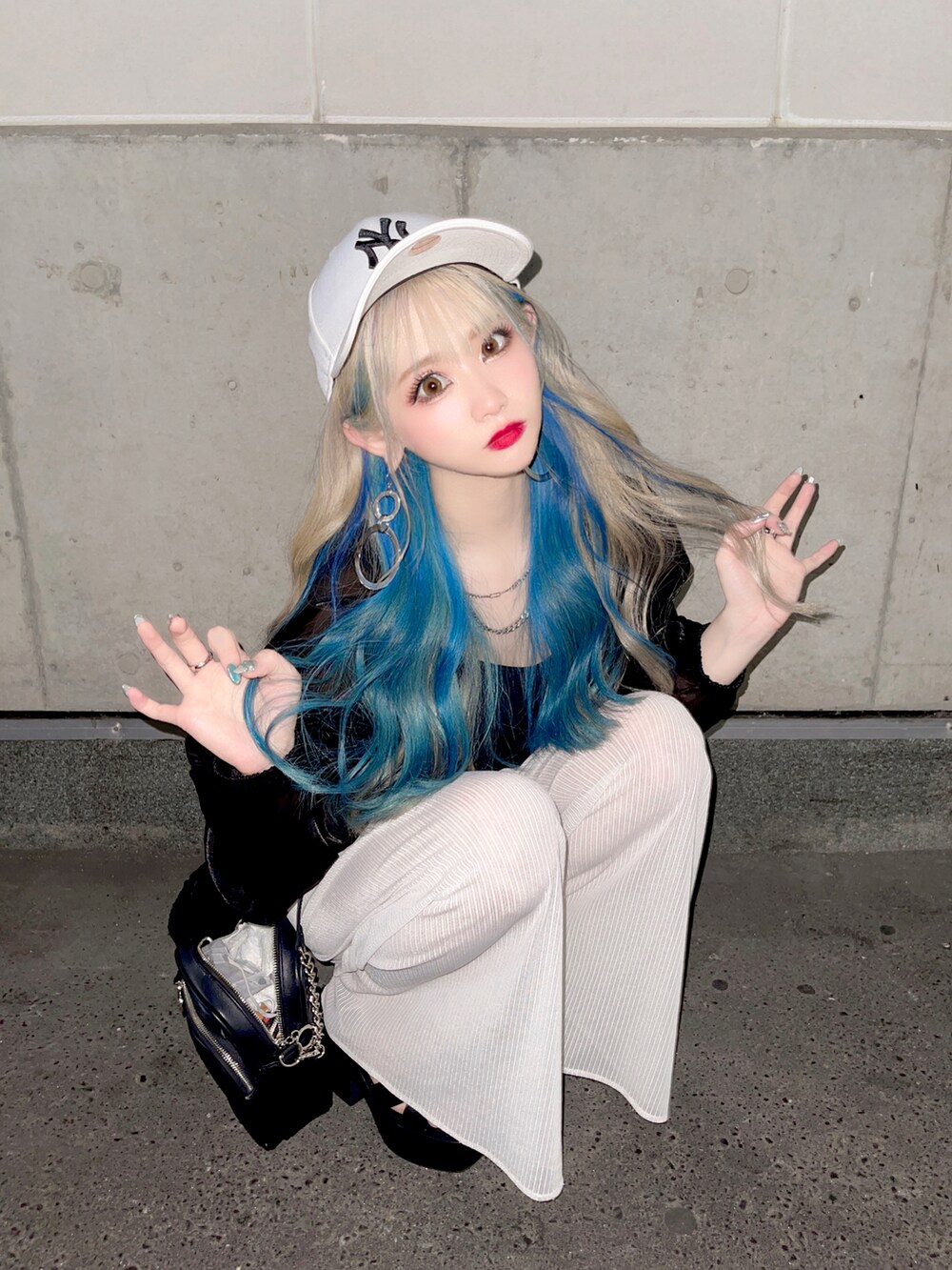 ブラック系のトップス、ホワイト系のその他パンツ、ブラック系のサンダルを着用したレディースの夏コーディネートの2枚目の写真