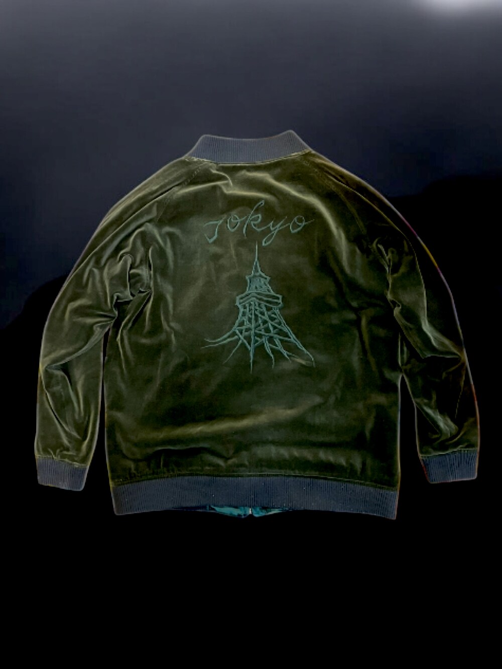 ブラック系のチノパンツ、グリーン系のスニーカー、グリーン系のブルゾンを着用したメンズの冬コーディネートの2枚目の写真