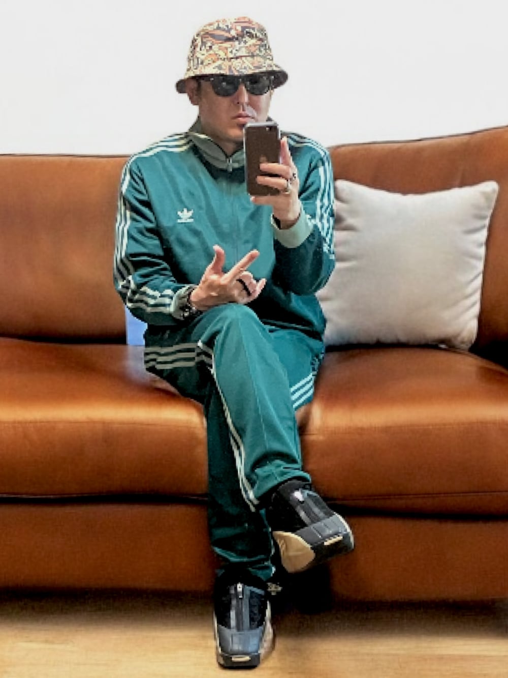 「休日コーデ、大人カジュアル、おでかけコーデ、今日のコーデ、シンプルスタイル、スニーカー、adidas、i-tal collective、トランスparty使用、セットアップ、グリーン、トラックパンツ、トラックジャケット」｜「adidas Originalsのアイテム（その他パンツ、グリーン系）」を使った、@BORENARさん（メンズ・175cm）の冬コーディネートの2枚目の写真