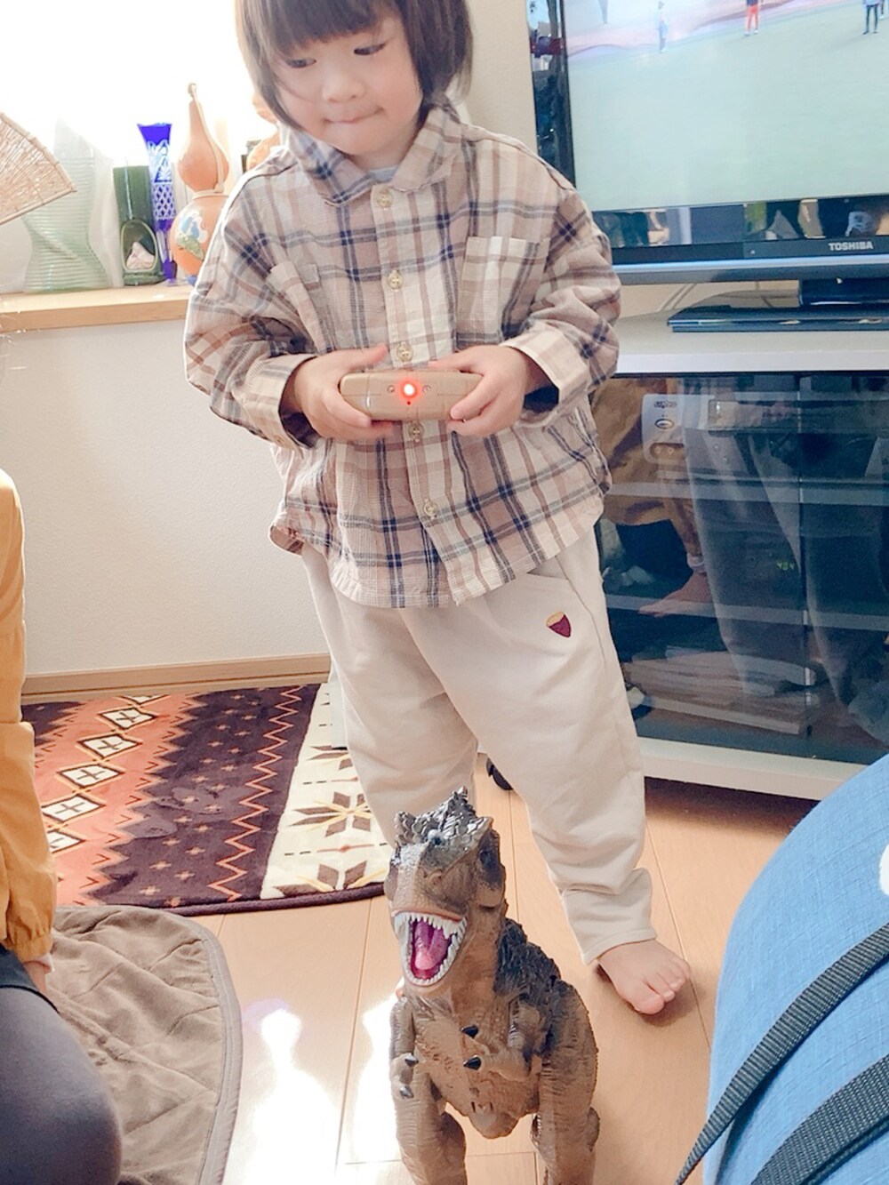 その他のシャツ/ブラウス、ホワイト系のパンツ、その他のソックス/靴下を着用したキッズの冬コーディネートの2枚目の写真