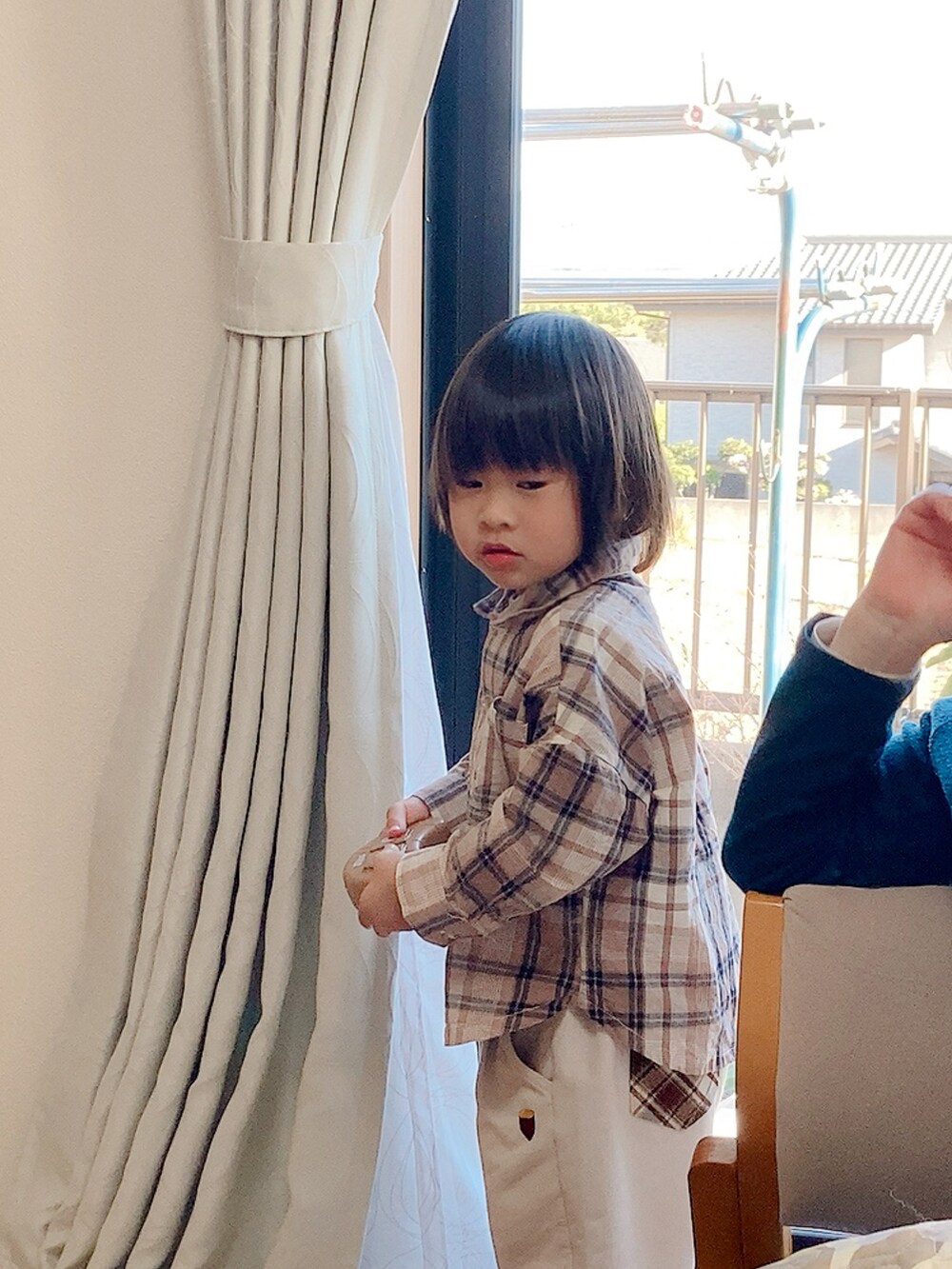 その他のシャツ/ブラウス、ホワイト系のパンツ、その他のソックス/靴下を着用したキッズの冬コーディネートの3枚目の写真