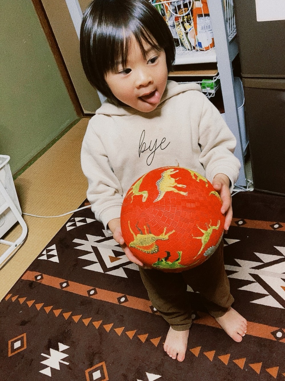 ベージュ系のパーカー、ブラウン系のパンツを着用したキッズの冬コーディネートの2枚目の写真