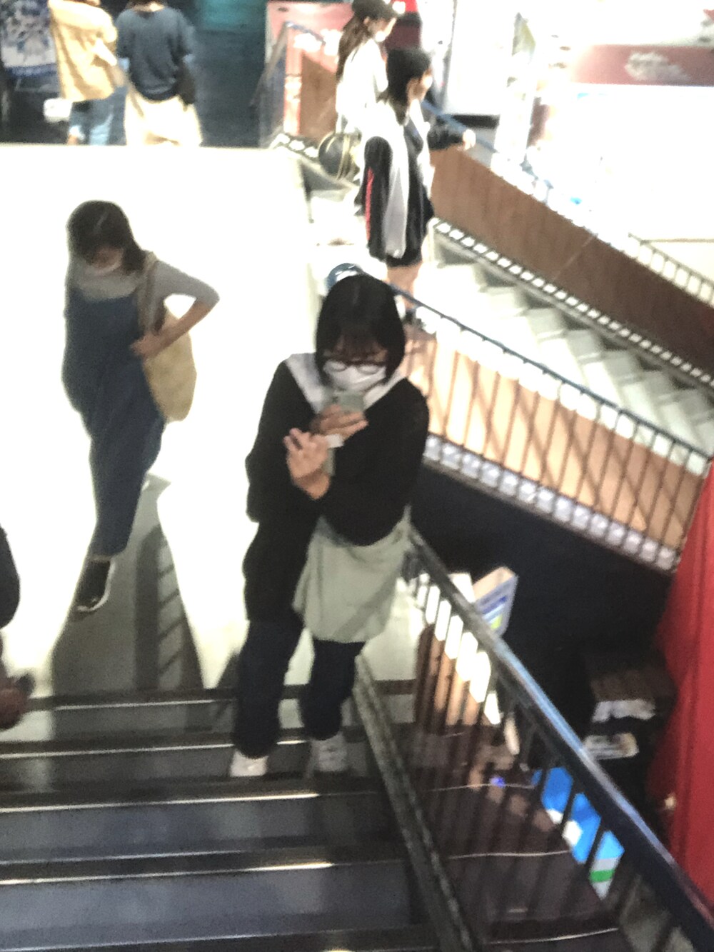 ブラック系のニット/セーター、ホワイト系のスニーカー、ブラック系のメガネを着用したレディースの冬コーディネートの2枚目の写真