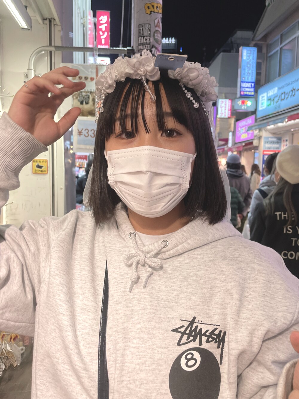 ブルー系のデニムパンツ、グレー系のパーカー、ブラック系のローファーを着用したレディースの冬コーディネートの2枚目の写真