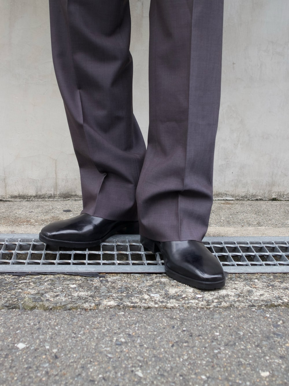 ブラック系のブーツを着用したメンズの秋コーディネートの3枚目の写真