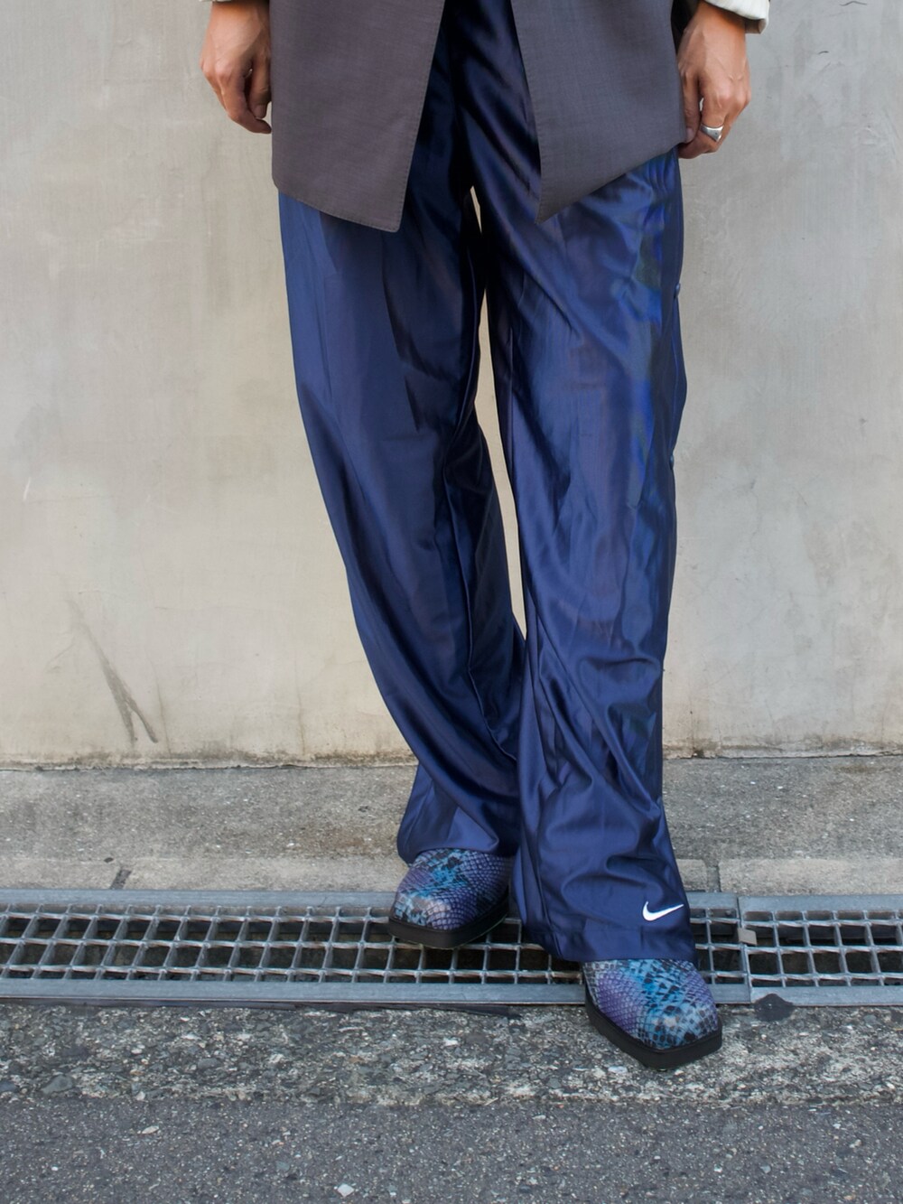 ブルー系のブーツ、ブラック系のブーツを着用したメンズの夏コーディネートの2枚目の写真