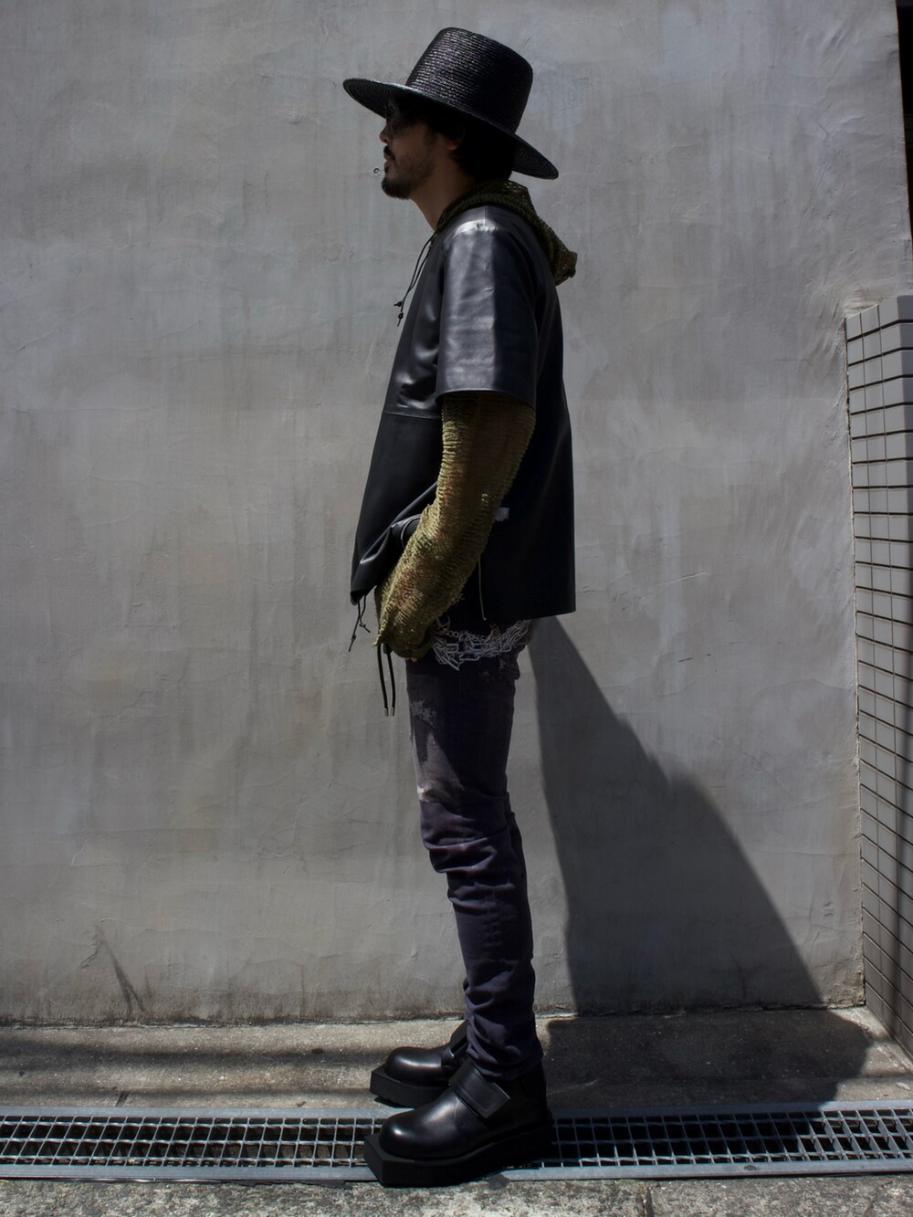 ブラック系のTシャツ/カットソー、ブラック系のデニムパンツ、ブラック系のブーツを着用したメンズの春コーディネートの2枚目の写真