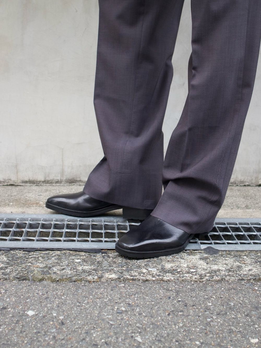 ブラック系のブーツを着用したメンズの秋コーディネートの4枚目の写真