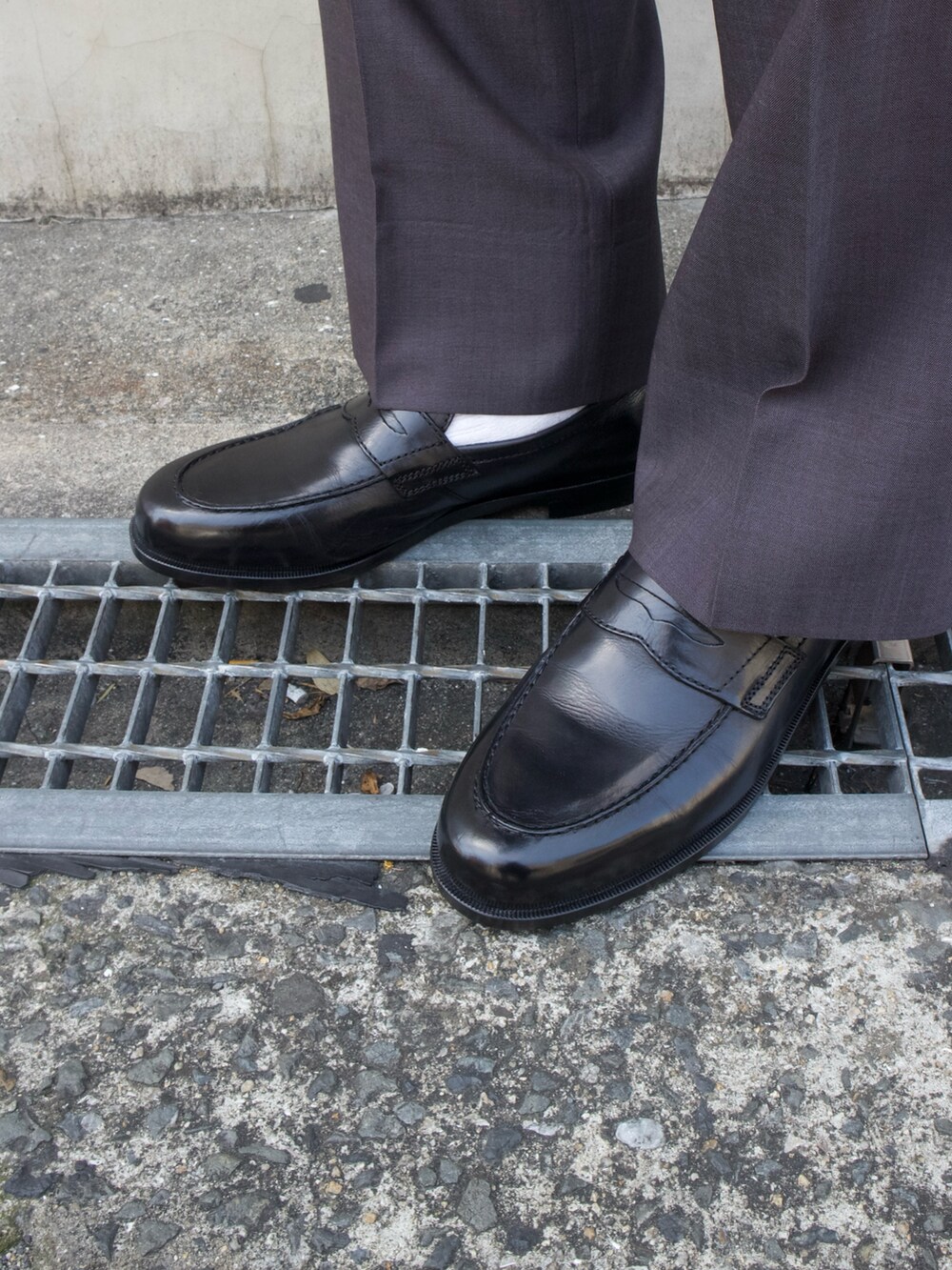 ブラック系のローファーを着用したメンズの春コーディネートの3枚目の写真