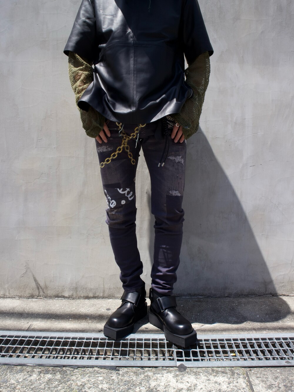 ブラック系のTシャツ/カットソー、ブラック系のデニムパンツ、ブラック系のブーツを着用したメンズの春コーディネートの4枚目の写真