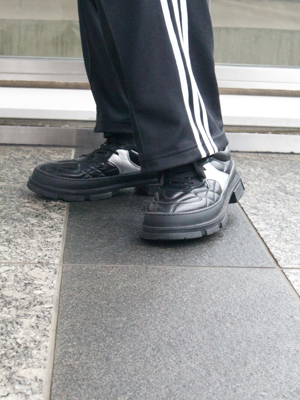 ブラック系のスニーカーを着用したメンズの夏コーディネートの3枚目の写真