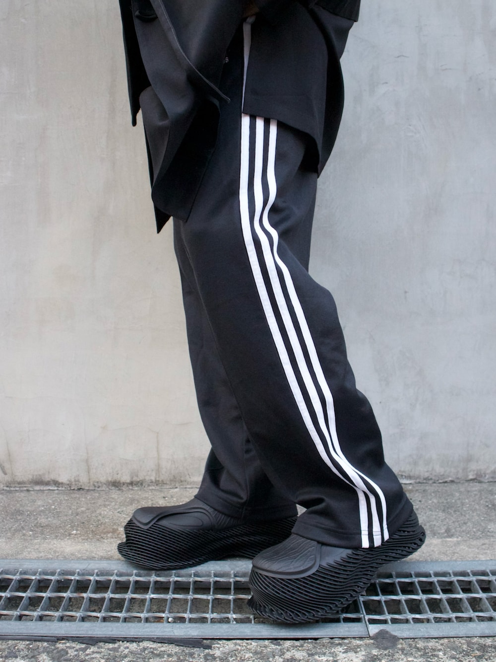 ブラック系のシャツ/ブラウス、ブラック系のシューズを着用したメンズの春コーディネートの4枚目の写真