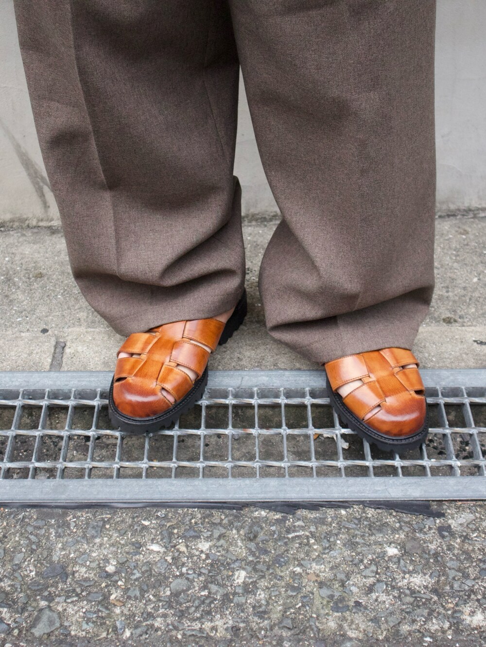 イエロー系のサンダルを着用したメンズの夏コーディネートの2枚目の写真