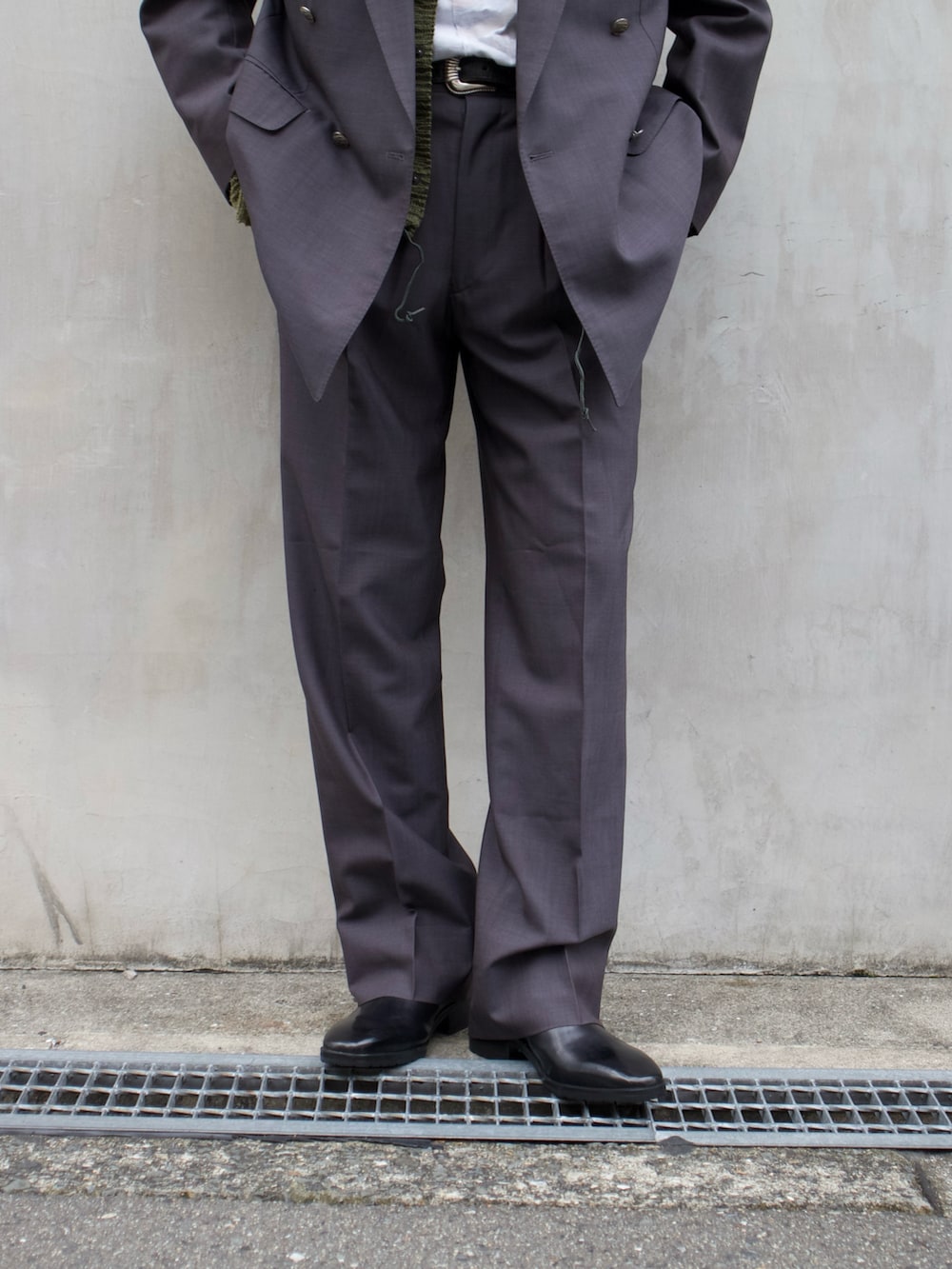 ブラック系のブーツを着用したメンズの秋コーディネートの2枚目の写真