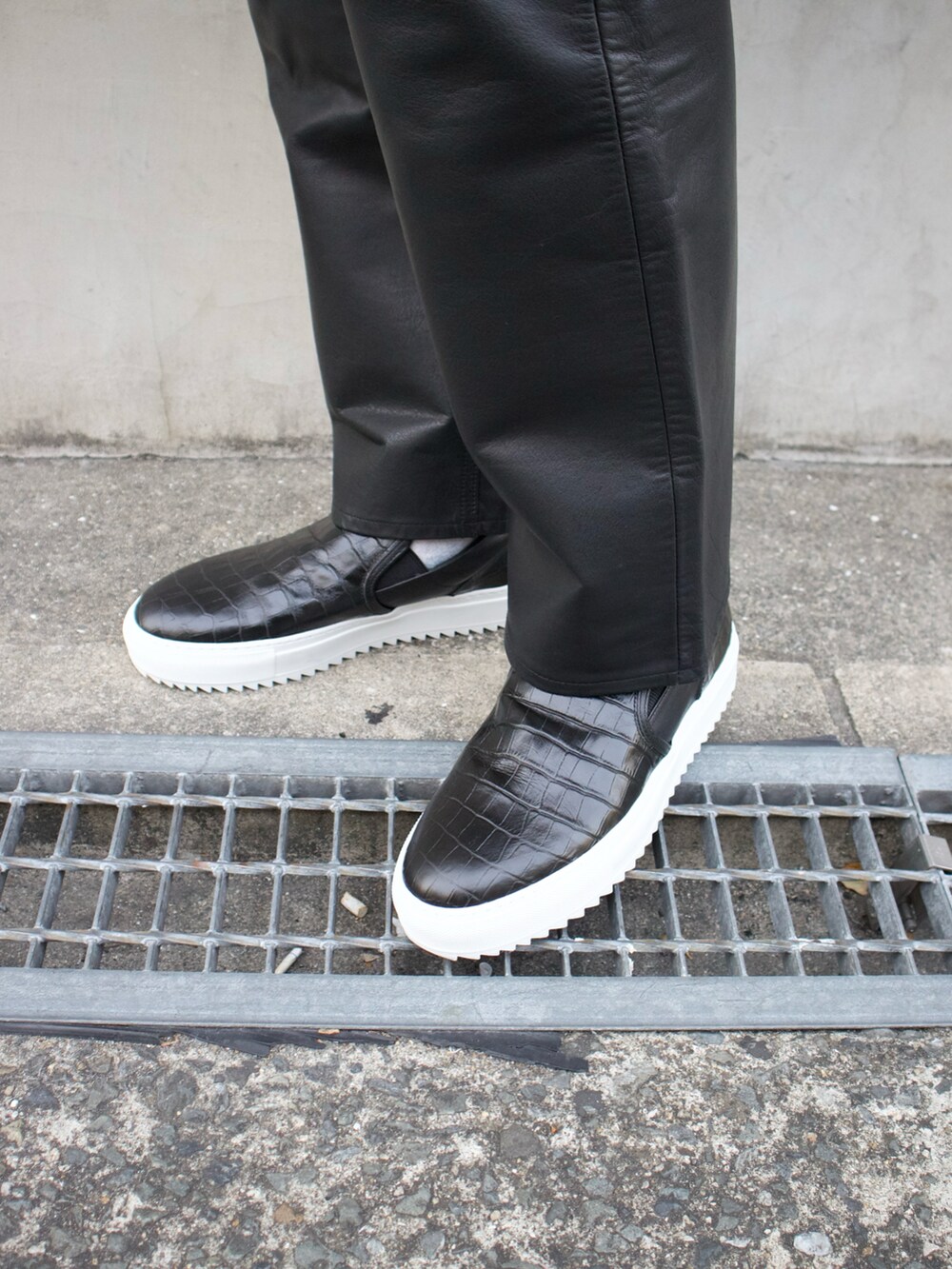 ブラック系のスニーカーを着用したメンズの春コーディネートの4枚目の写真